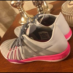 Nike Free TR 6 Pure Platinum/Pink-Fire